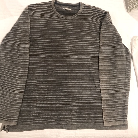 Your pullover upgrade.Made of soft cotton knit with a relaxed look and feel .🖤 - Picture 1 of 3